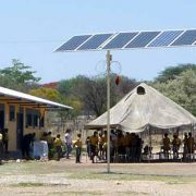 Die Solarpaneele auf dem Schulhof