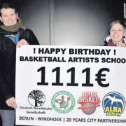 Ferdinand Ramer, Jugendtrainer bei Alba Berlin (l.) und Franziska Winckelmann (Vorstandsmitgleid Berlin Baskets) mit einem symbolischen Check von 1.111 Euro. Die Spende richtet sich an die Basketball Astists School in Windhoek. Foto Privat